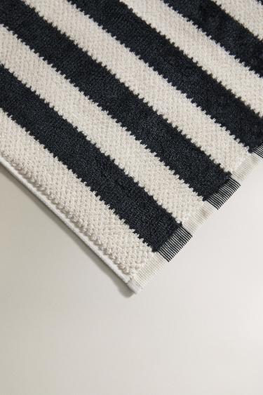 TEXTURED VELOUR BATH TOWEL - Black by Zara - Image 2