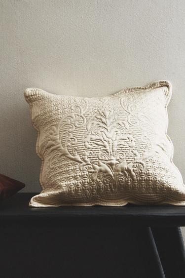 QUILTED CUSHION COVER FOR QUILTS WITH RAISED DESIGN - كافا الخاص بـ Zara