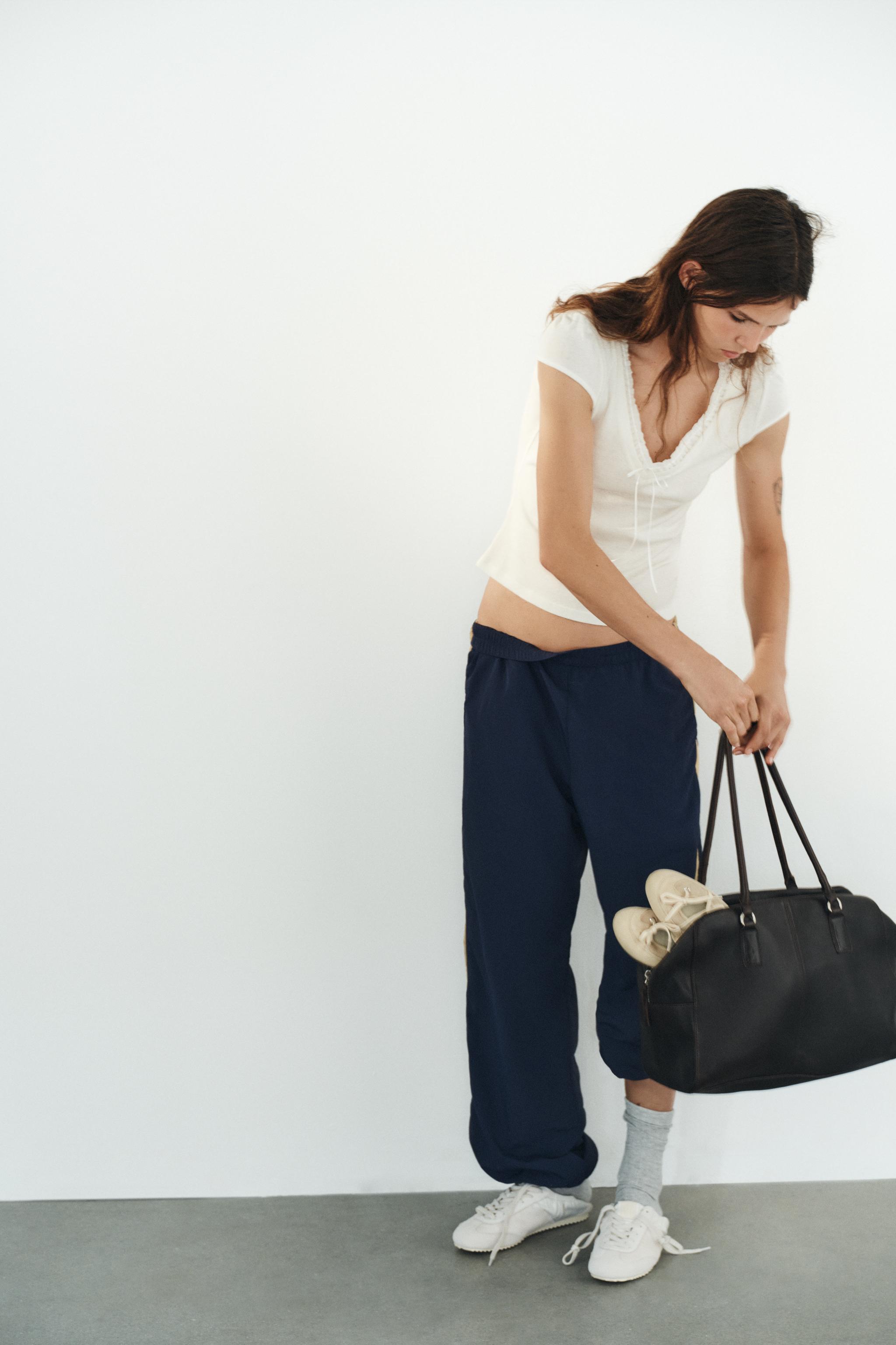 CONTRAST V-NECK T-SHIRT