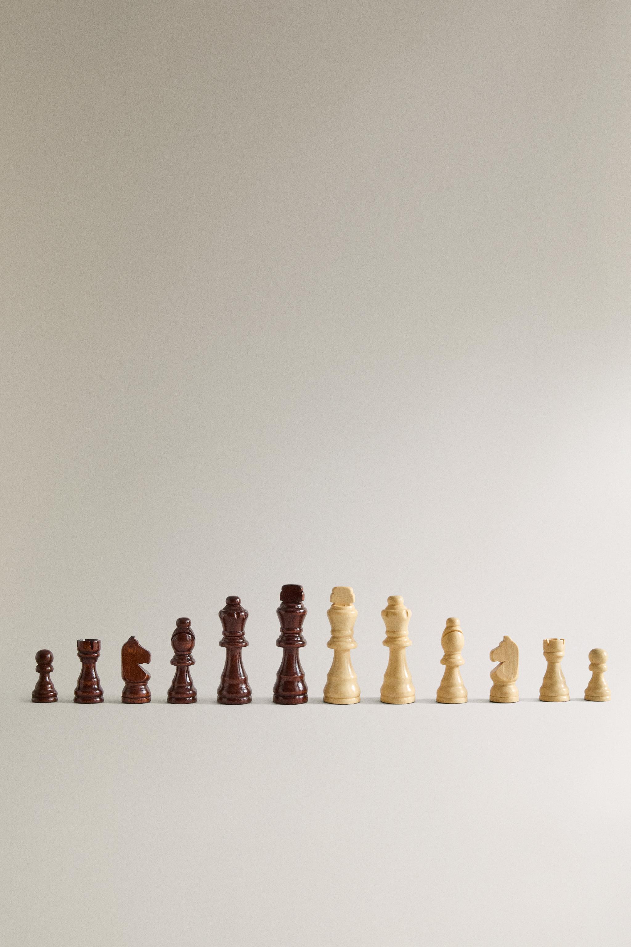 SET OF CHESS PIECES (SET OF 32)