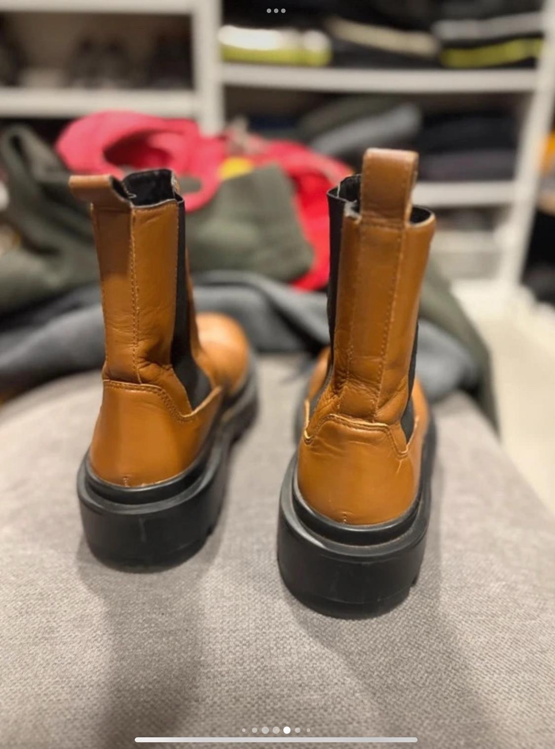FLAT LEATHER ANKLE BOOTS WITH TRACK SOLES - Image 3