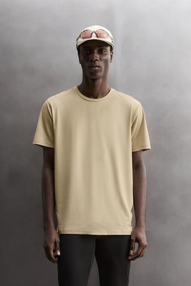 טי שירט טכנית BASIC - חול של Zara