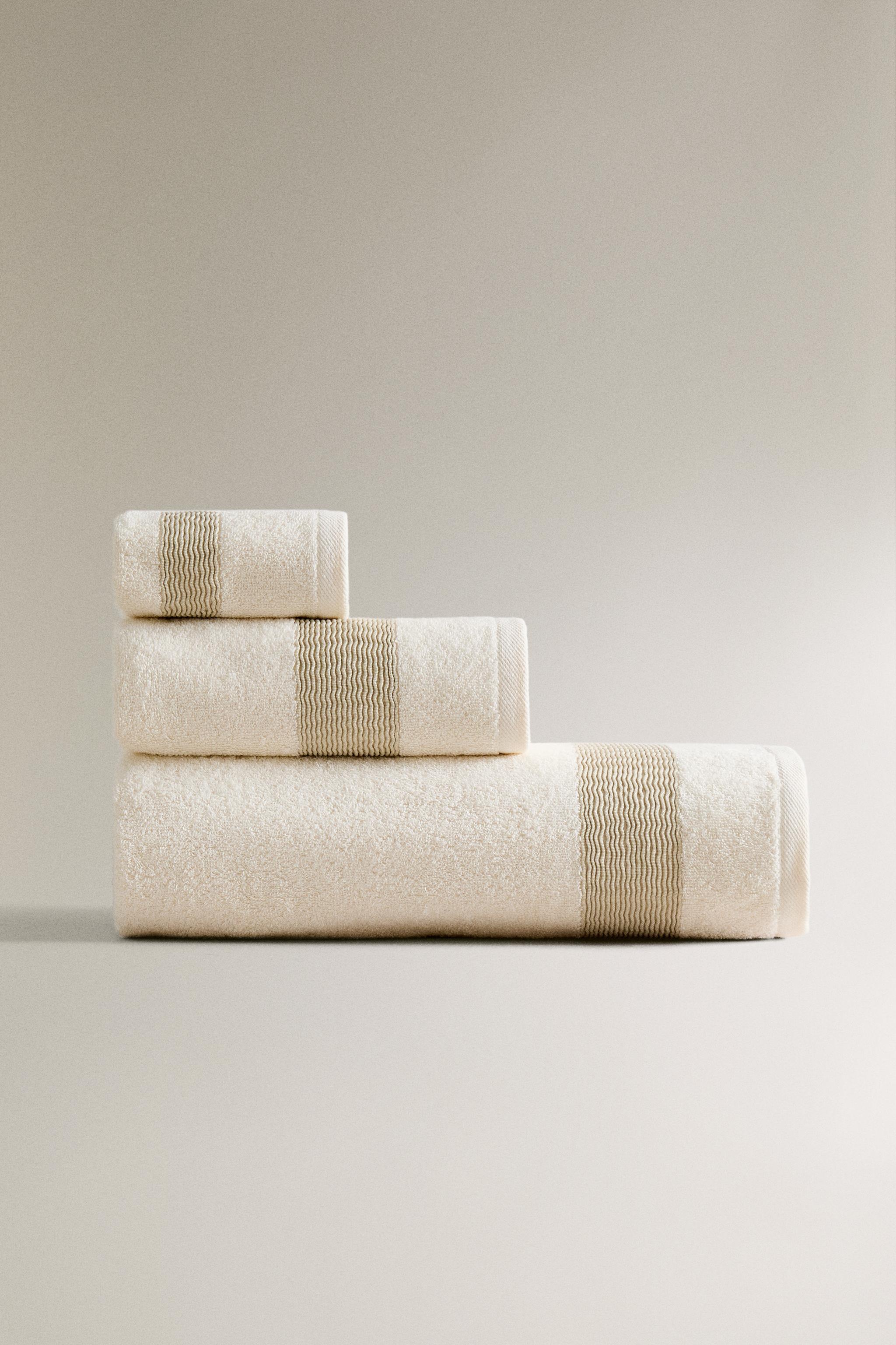 TEXTURED BORDER BATH TOWEL