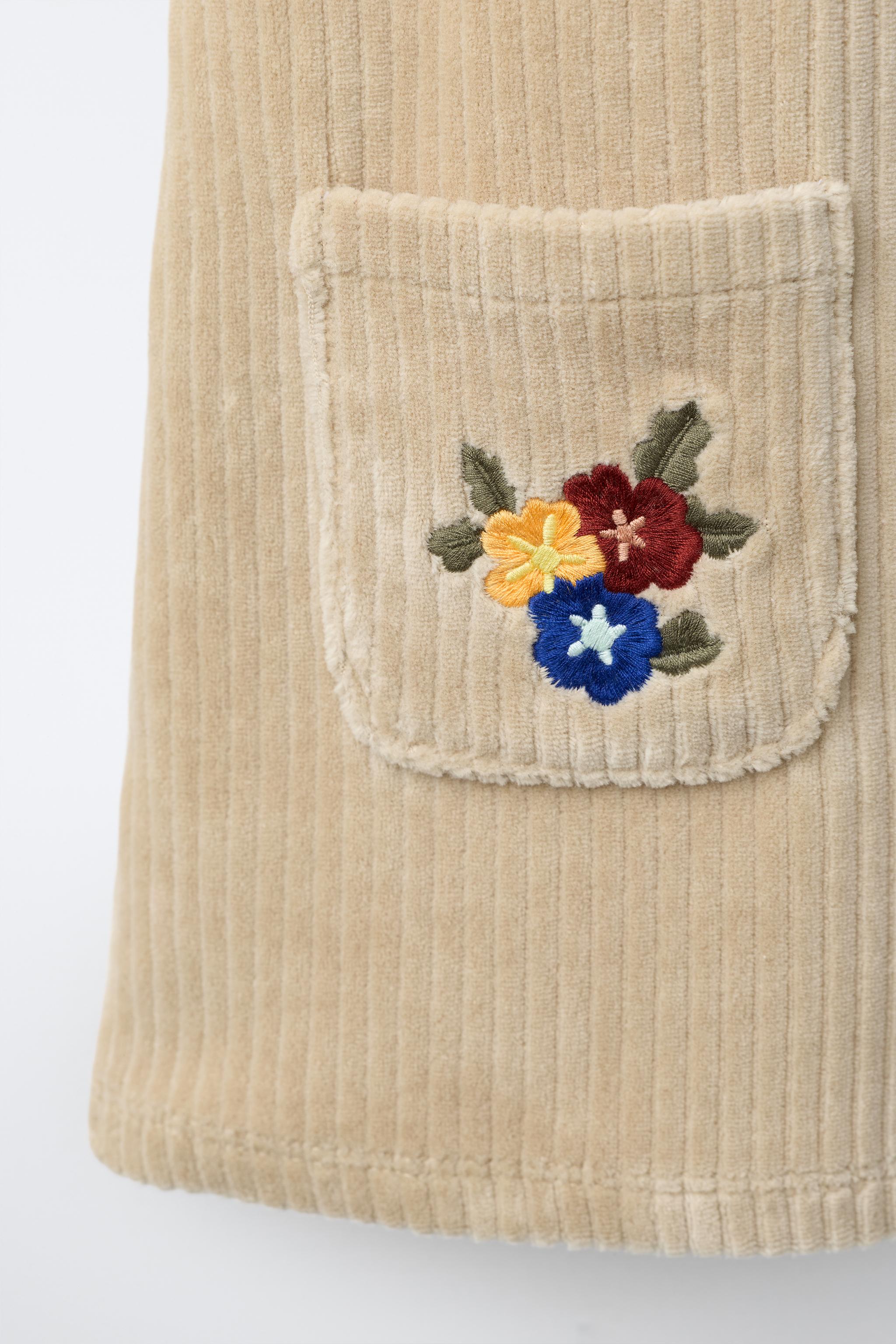 ROBE-SALOPETTE EN VELOURS CÔTELÉ À FLEURS BRODÉES