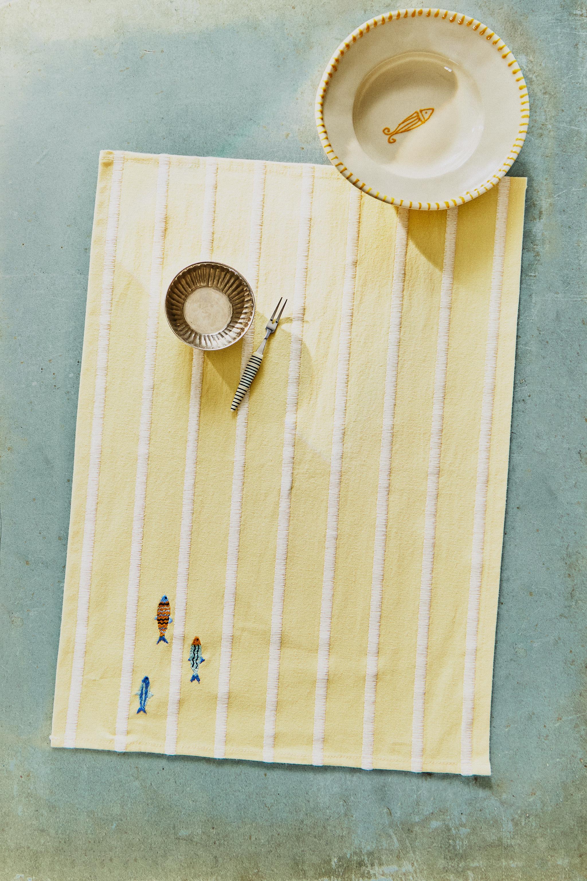 EMBROIDERED PLACEMAT — Yellow