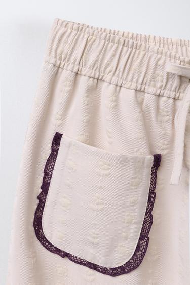 PANTALON DROIT À FLEURS AVEC DÉTAIL EN DENTELLE - Beige de Zara - Image 2