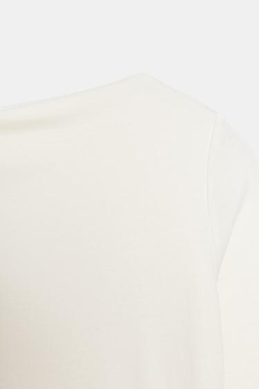 T-SHIRT ASYMÉTRIQUE À MANCHES LONGUES - Écru de Zara - Image 5