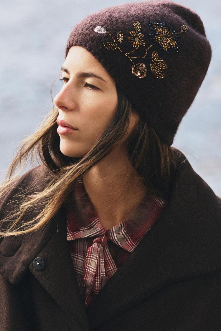 Gorro beanie punto bordados flores abalorios