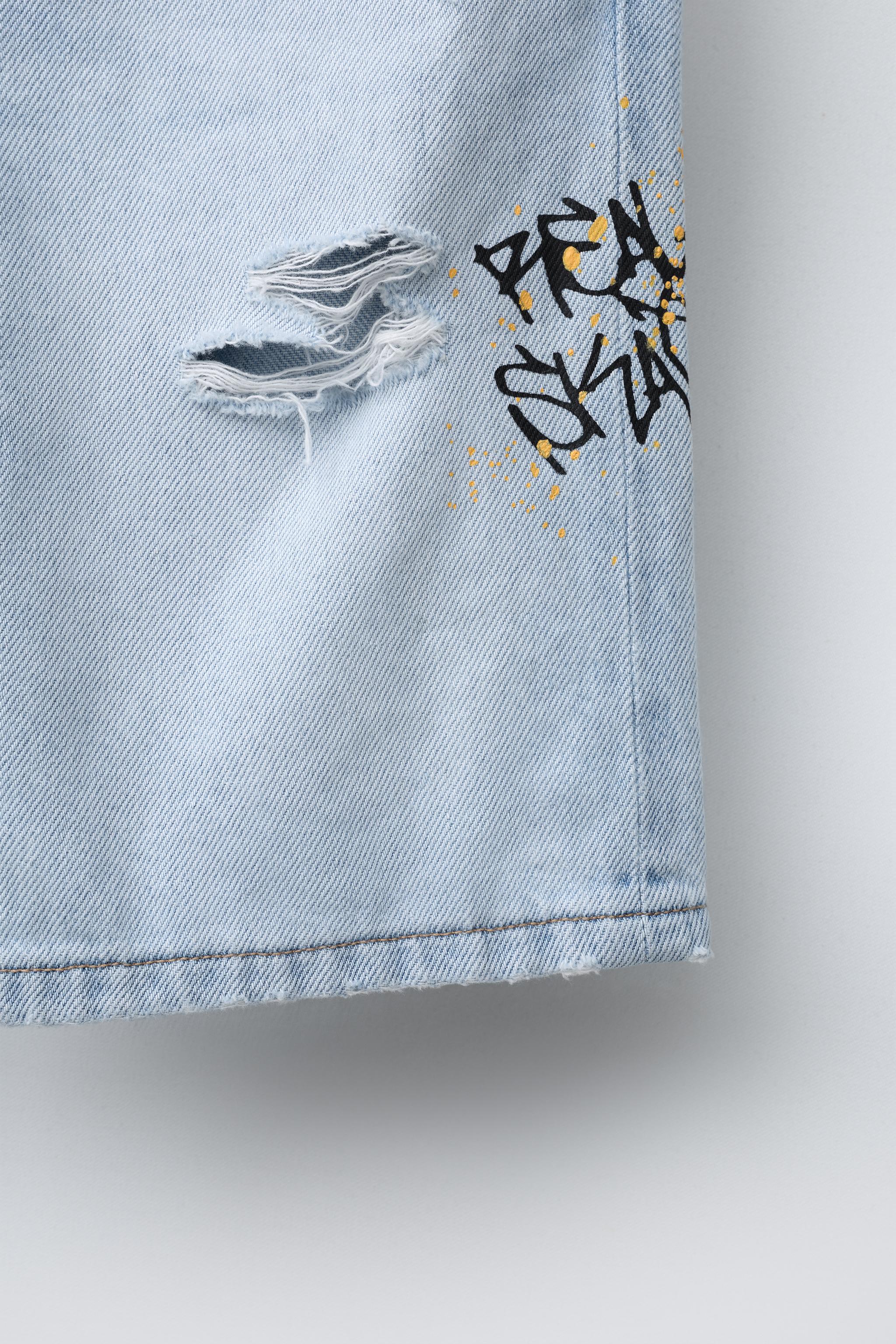 BERMUDA EN DENIM DROIT DÉCHIRÉ ET IMPRIMÉ GRAFFITI