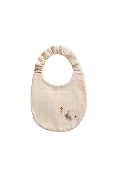EMBROIDERED MUSLIN BABY BIB - بيج فاتح الخاص بـ Zara