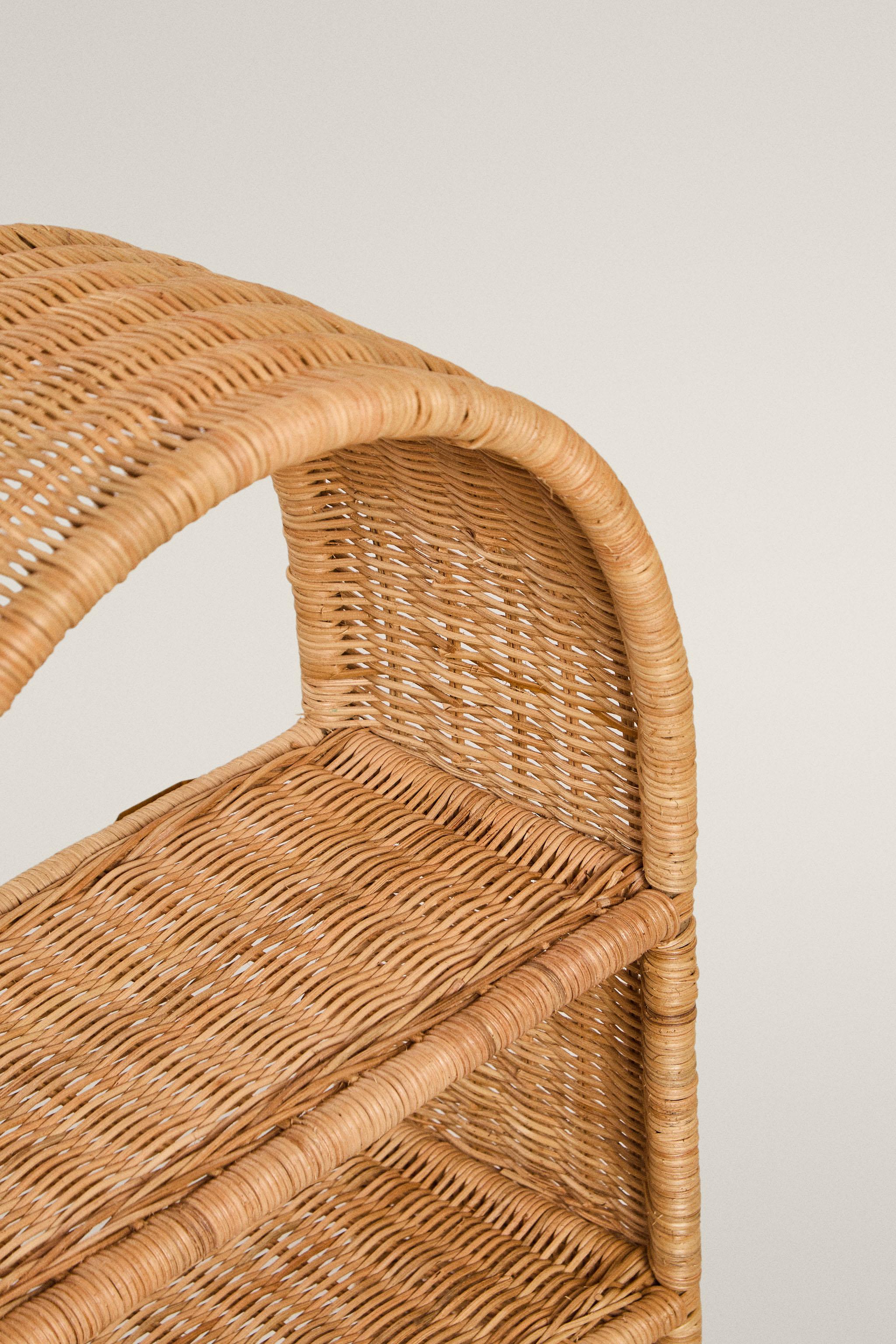 KIDS’ OVAL RATTAN SHELF