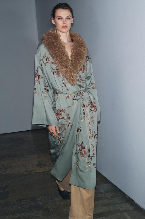 Světle modrý komplet kimono s límcem s efektem kožešiny, květinovým potiskem, dlouhými rukávy a nastavitelným páskem.