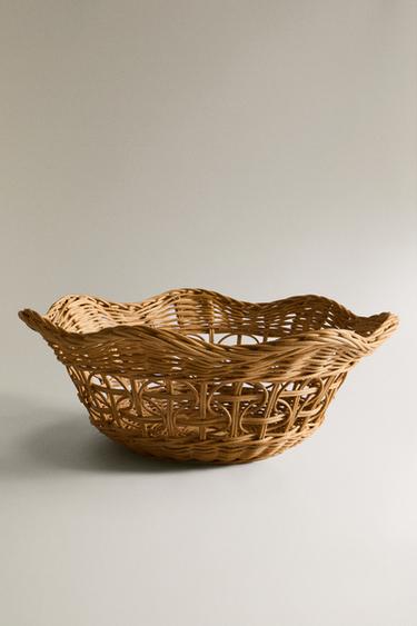 RATTAN HAMPER WITH A SCALLOPED EDGE - بيج فاتح الخاص بـ Zara