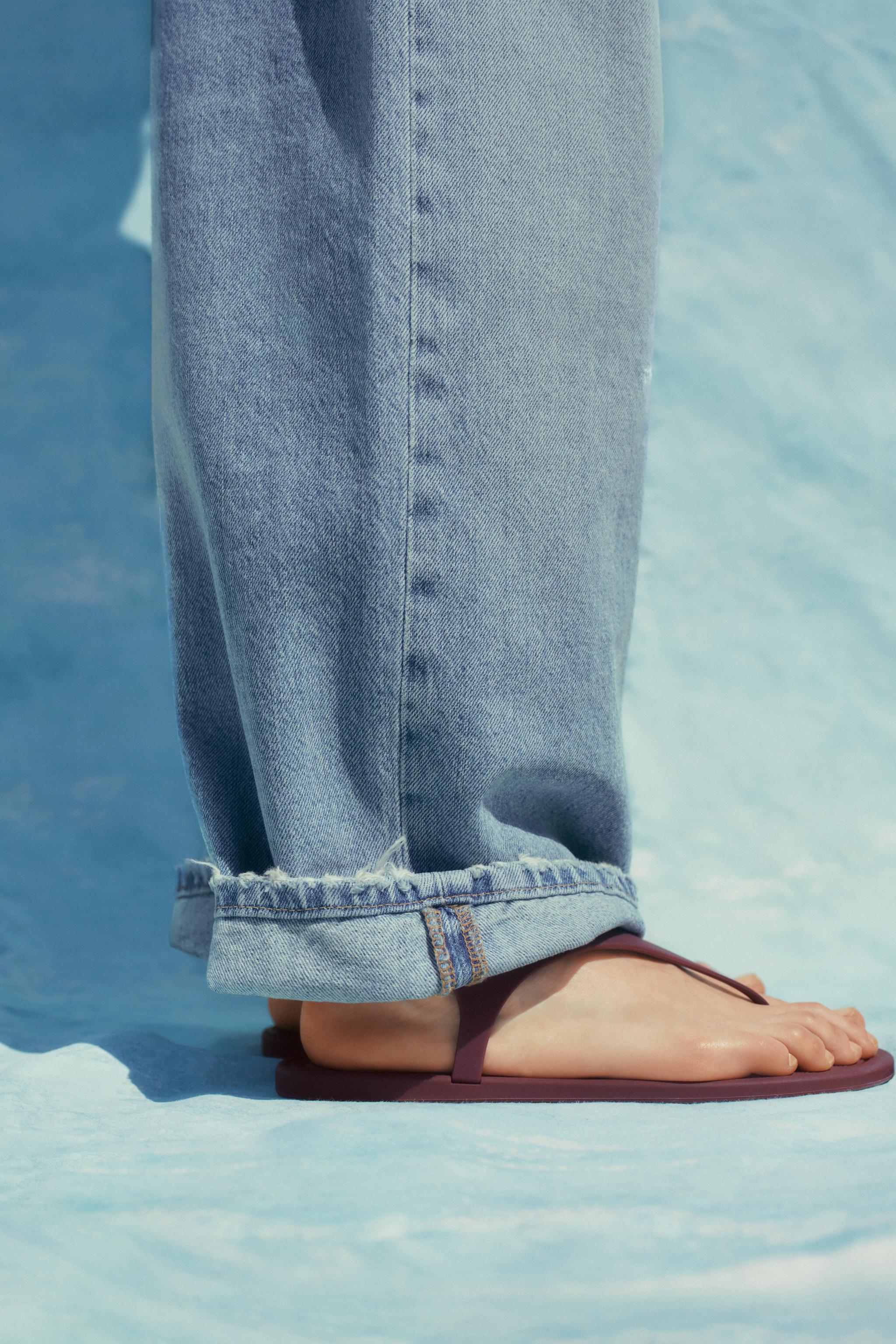 【ZARA】 ラバーフィニッシュ サンダル 5508/510/700 RUBBERISED SANDALS - Burgundy Red | ZARA Australia
