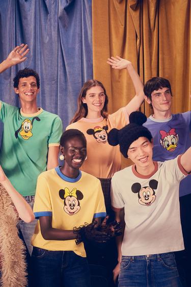 Erotik cosplay voy Daryoda ust-boshsiz yoshlar