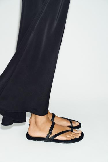 SANDALES PLATES À BRIDES EN CUIR - Noir de Zara - Image 1