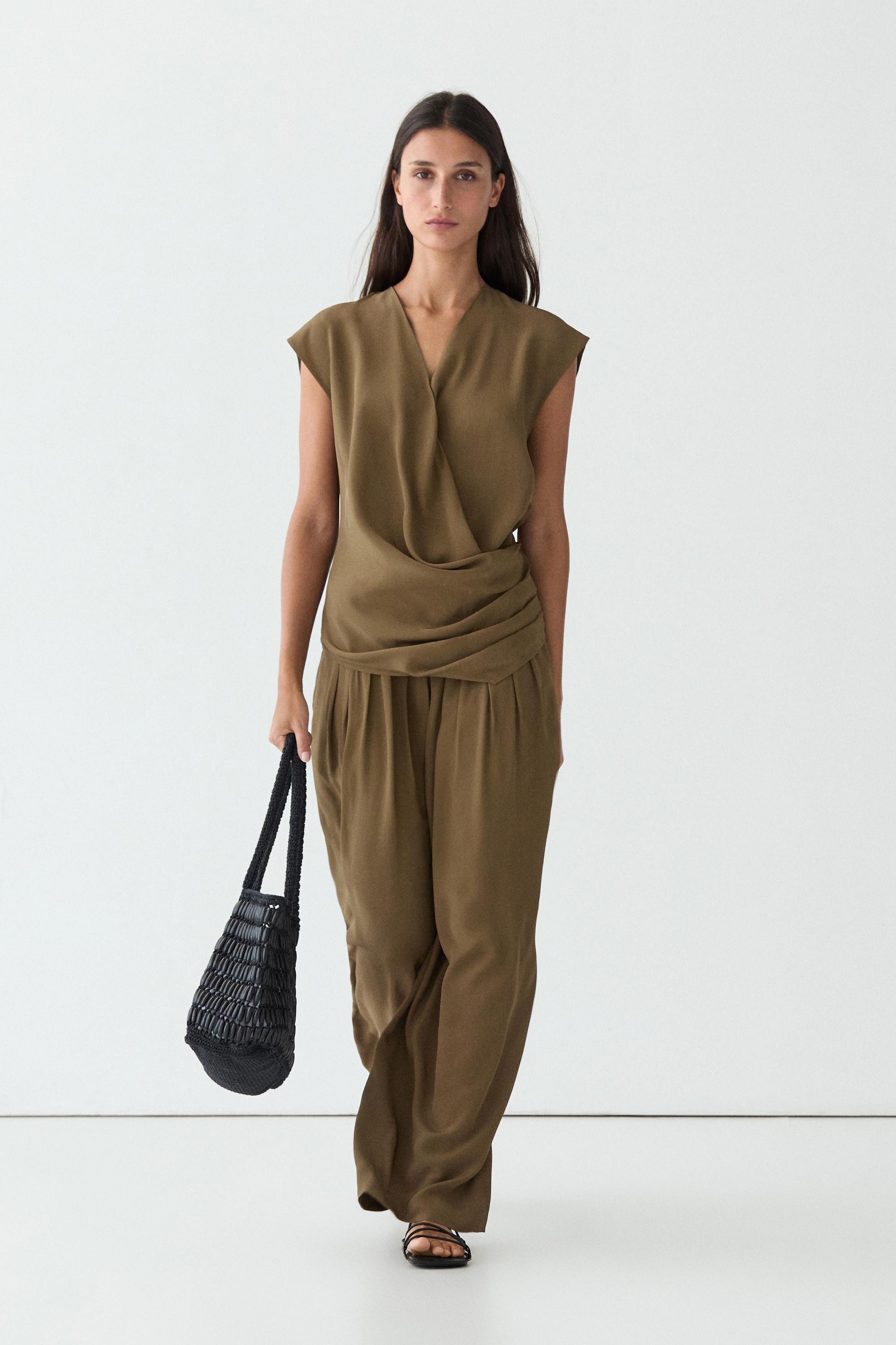 Total look flowing trousers with box pleats — Mint Green
