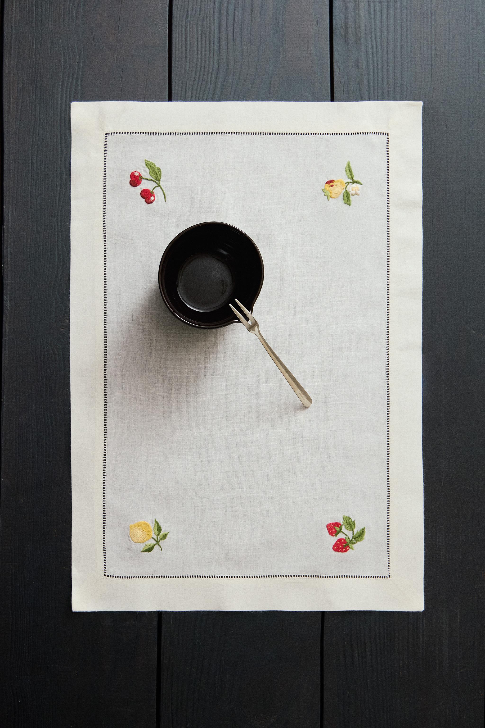 EMBROIDERED FRUIT PLACEMAT