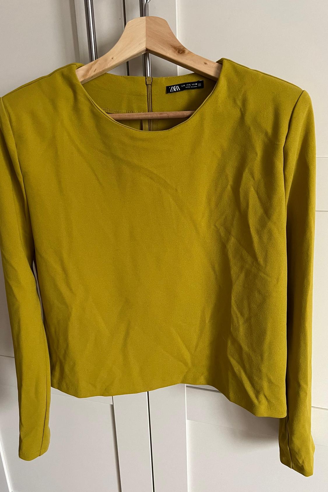 TOP WITH SHOULDER PADS