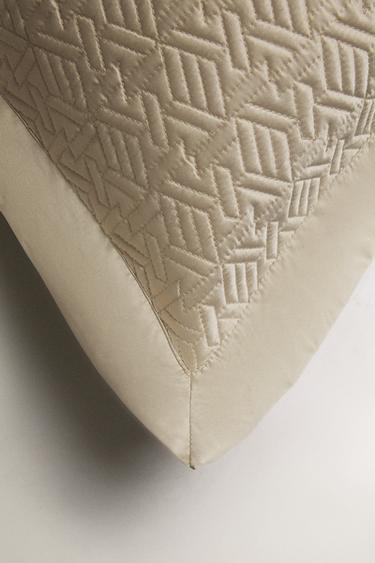 HOUSSE DE COUSSIN GÉOMÉTRIQUE SATINÉE - Beige foncé de Zara - Image 1