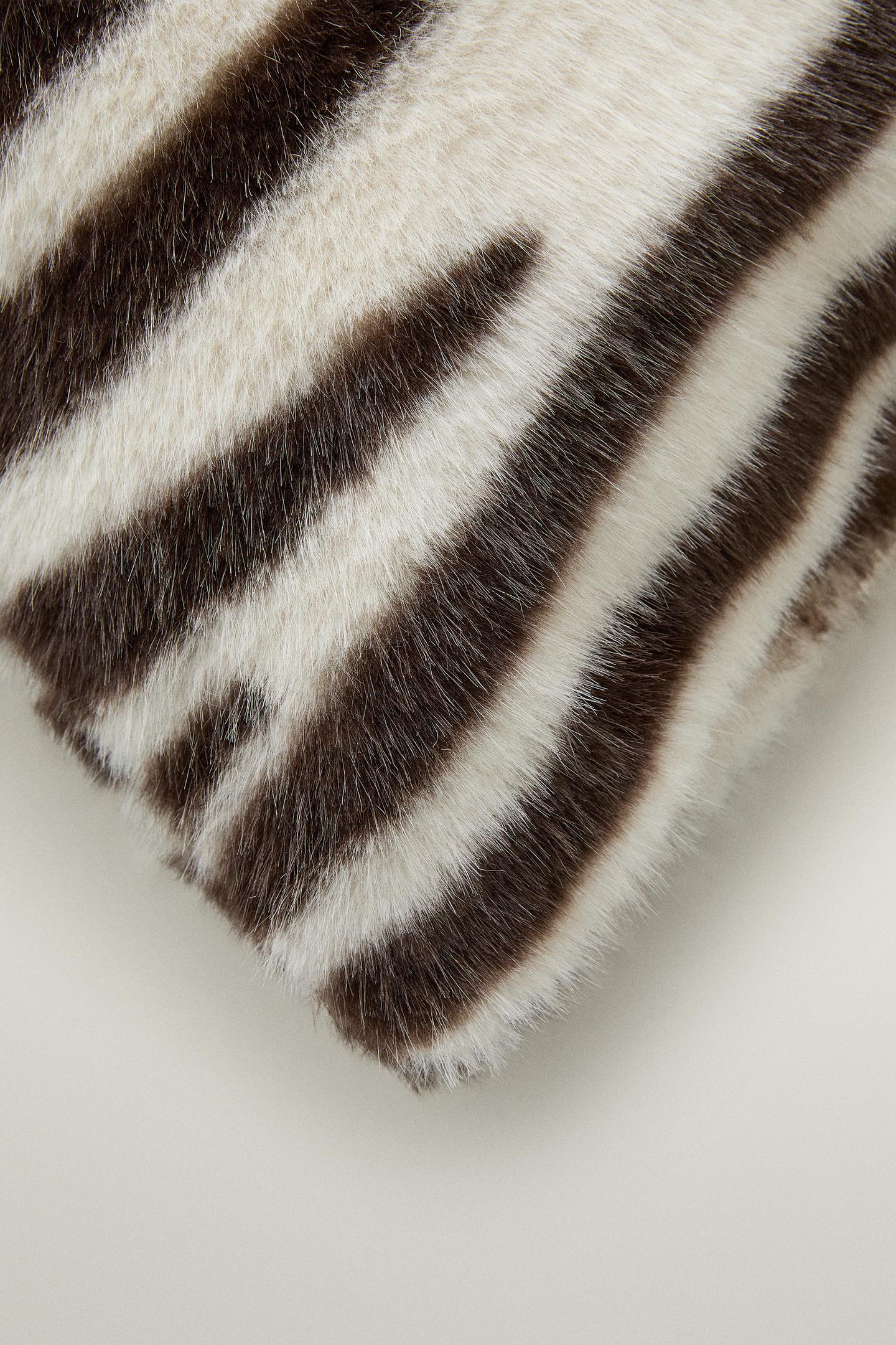 Подушка Zara Zebra Fur Throw Pillow Cover, цвет: Зебра — фото 2