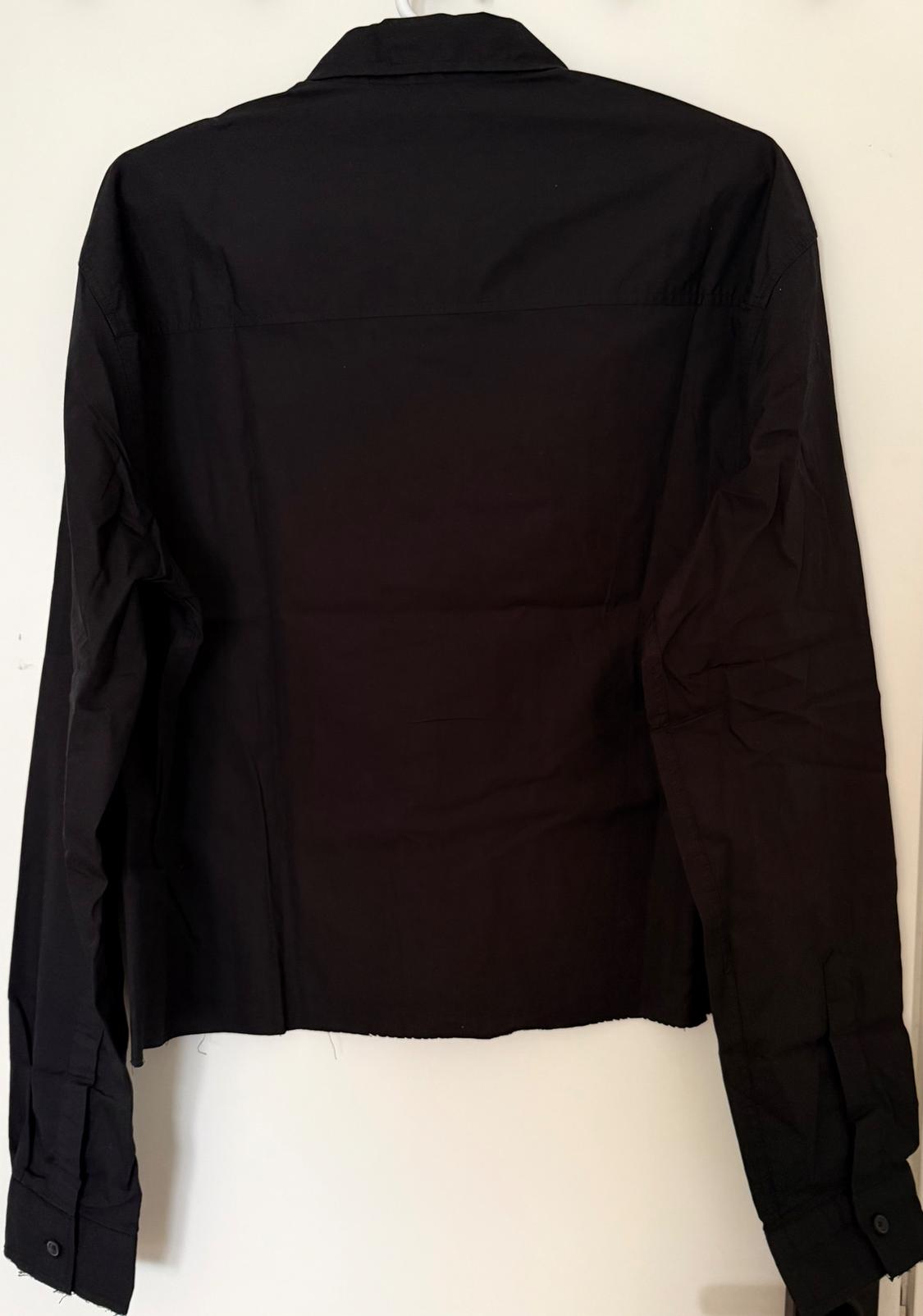 CAMISA NEGRA SILUETA CROPPED FIT - Image 4