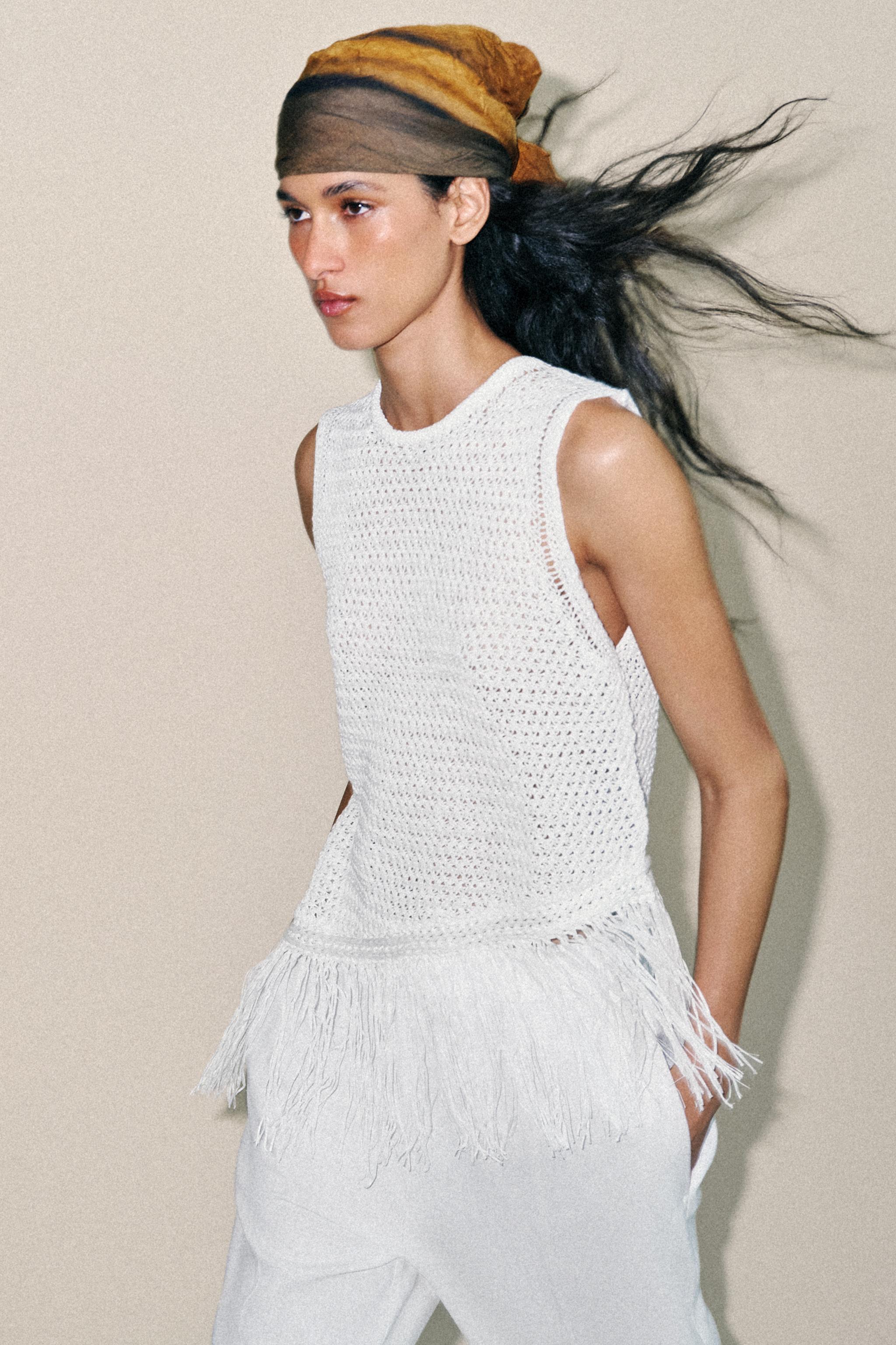 TOP EN MAILLE À FRANGES