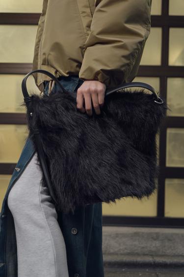 フェイクファーバケットバッグブラックZaraのフェイクファーバケットバッグ - ブラック 