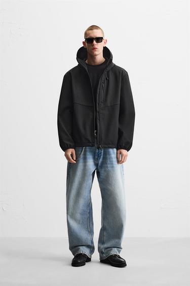 CAZADORA TÉCNICA CAPUCHA - Negro de Zara