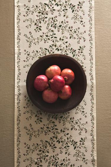 CHRISTMAS HOLLY LEAF TABLE RUNNER - Green by Zara
