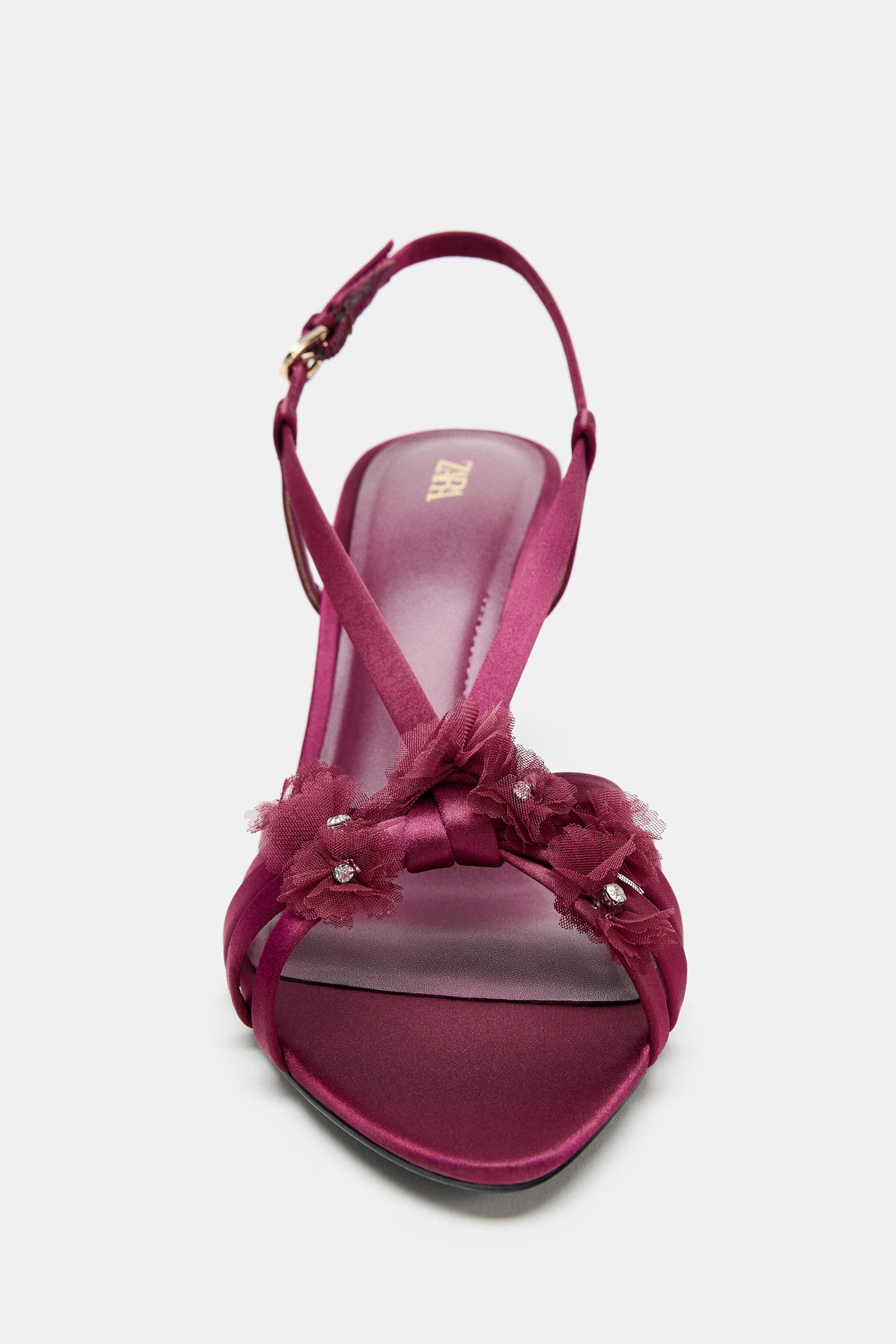 さらぽん SANDÁLIA DE SALTO COM FLORES E EFEITO ACETINADO - Vermelho-bordô