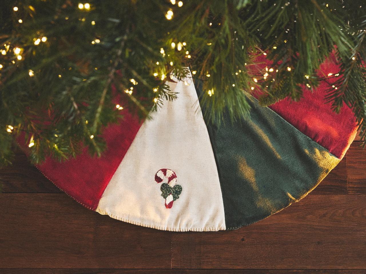 CHRISTMAS CANDY CANE TREE SKIRT — Multicolored