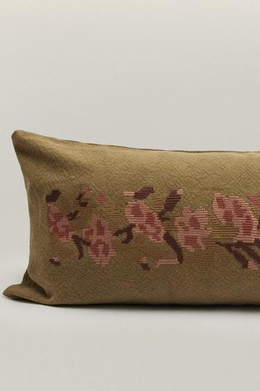 FLORAL EMBROIDERED CUSHION COVER — Light green 1