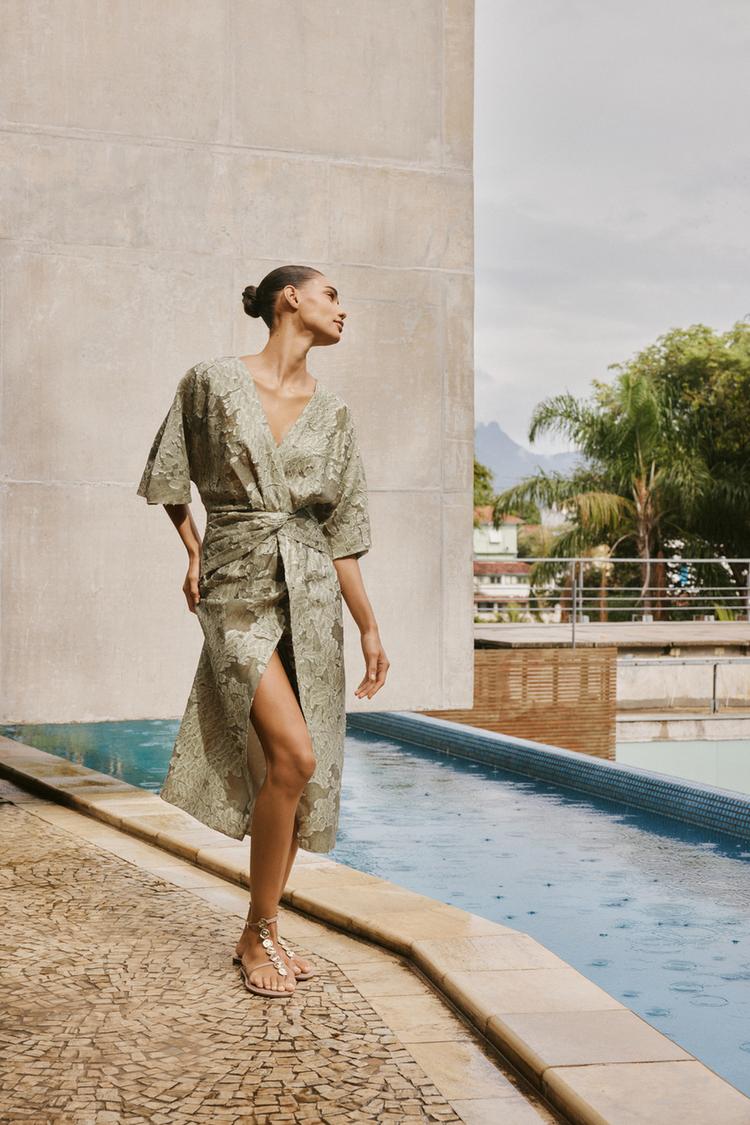 VESTIDO DRAPEADO COM TEXTURA Verde-médio ZARA Brasil