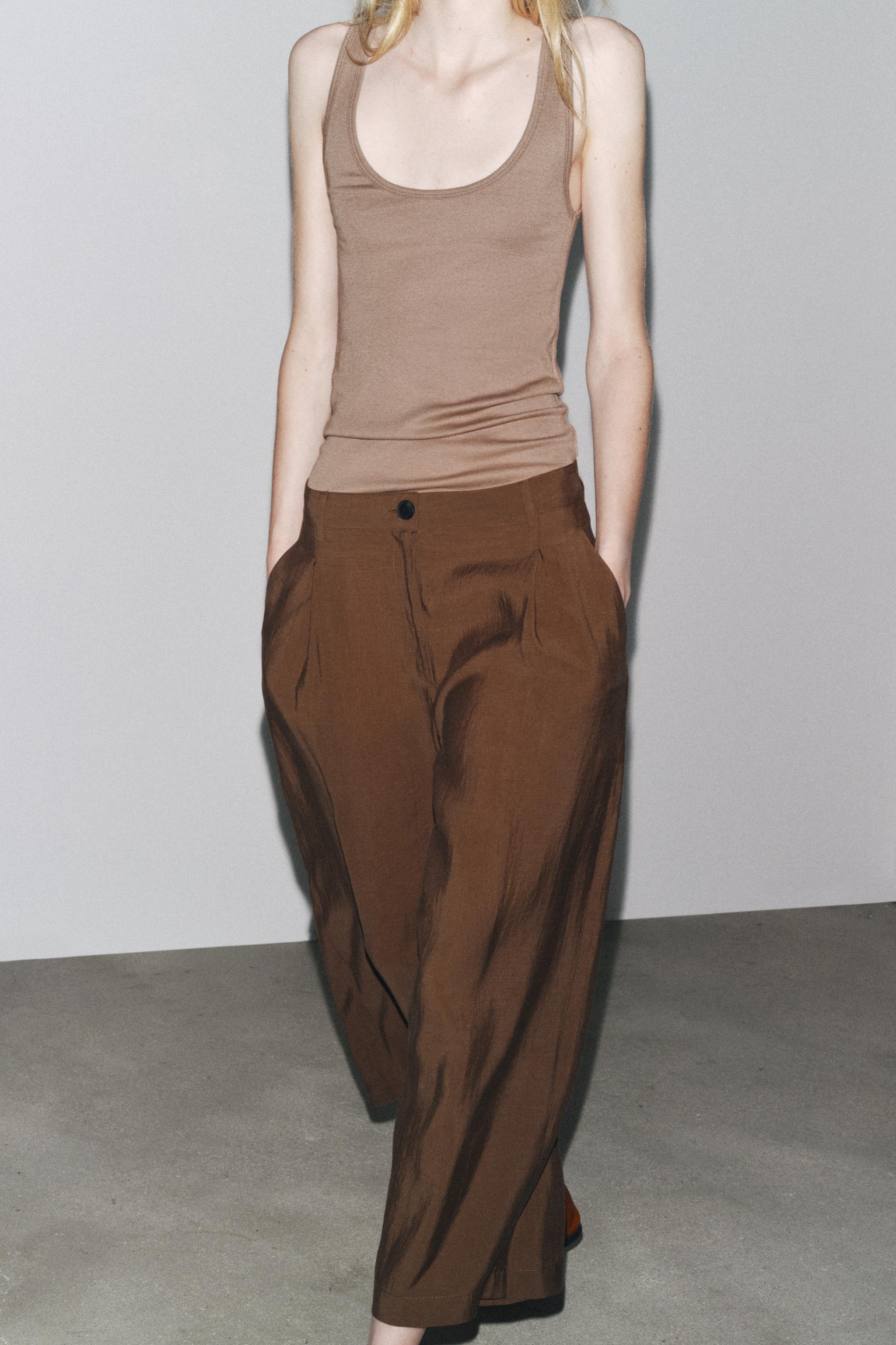 【ZARA】ZW COLLECTION ダーツ入りクロップド丈パンツ 7149/061 ZW COLLECTION ダーツ入りクロップド丈パンツ - ブラック | ZARA