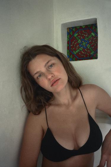 SUJETADOR SEAMLESS TIRANTES - Negro de Zara