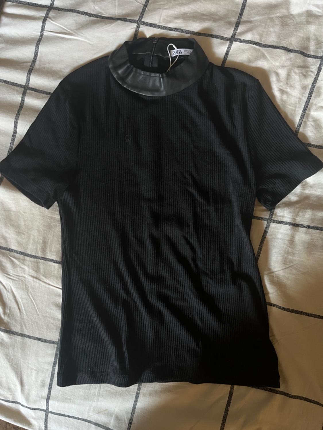 CONTRAST COLLAR T-SHIRT