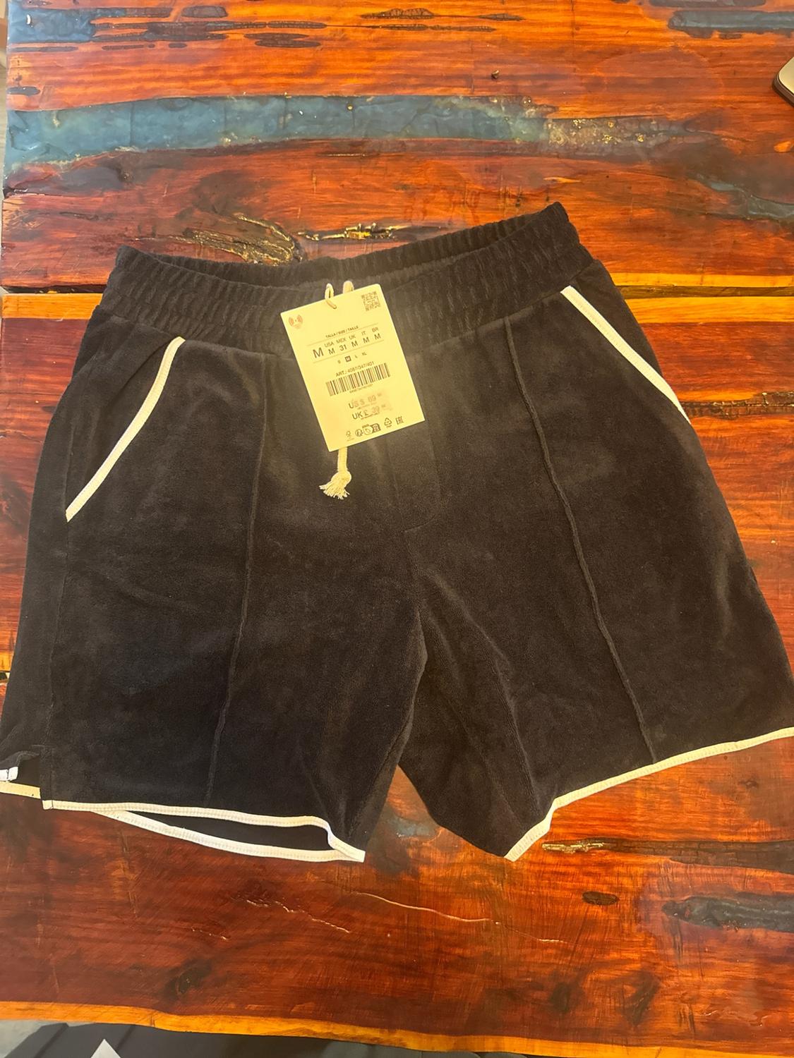 Black shorts with white piping on wood. SIZE USA MEX UK IT BR M M 31 M M M ART: 4087/347/401 US $ 69 UK £ 39.