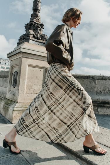 FALDA MIDI CUADROS ABERTURA - Grises de Zara