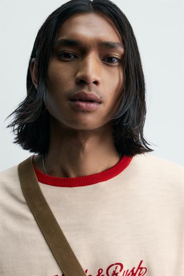 T-SHIRT EN MAILLE CONTRASTE AVEC INSCRIPTION - Écru de Zara - Image 4