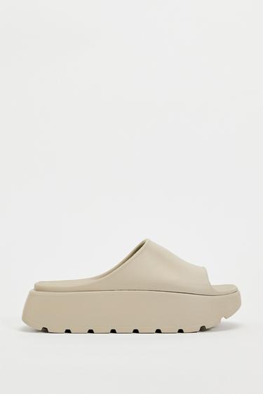 SANDALIA ENGOMADA FLATFORM - Gris Topo de Zara