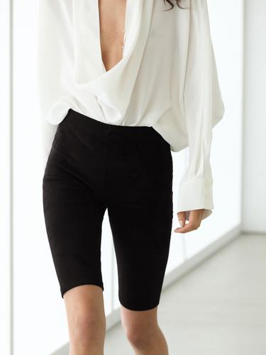 Pantalón estilo ciclista piel ante - Negro de Zara