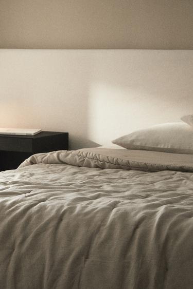 PADDED LINEN QUILTED BEDSPREAD WITH DOTS - Light beige by Zara