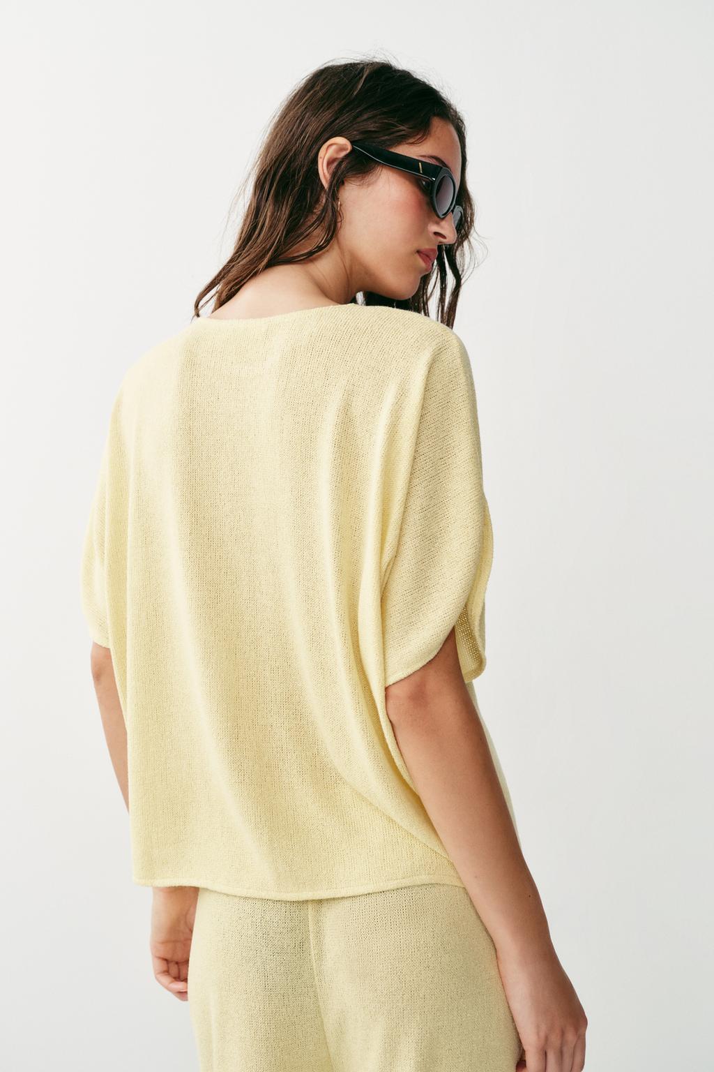 RUSTIC CAPE SLEEVE TOP