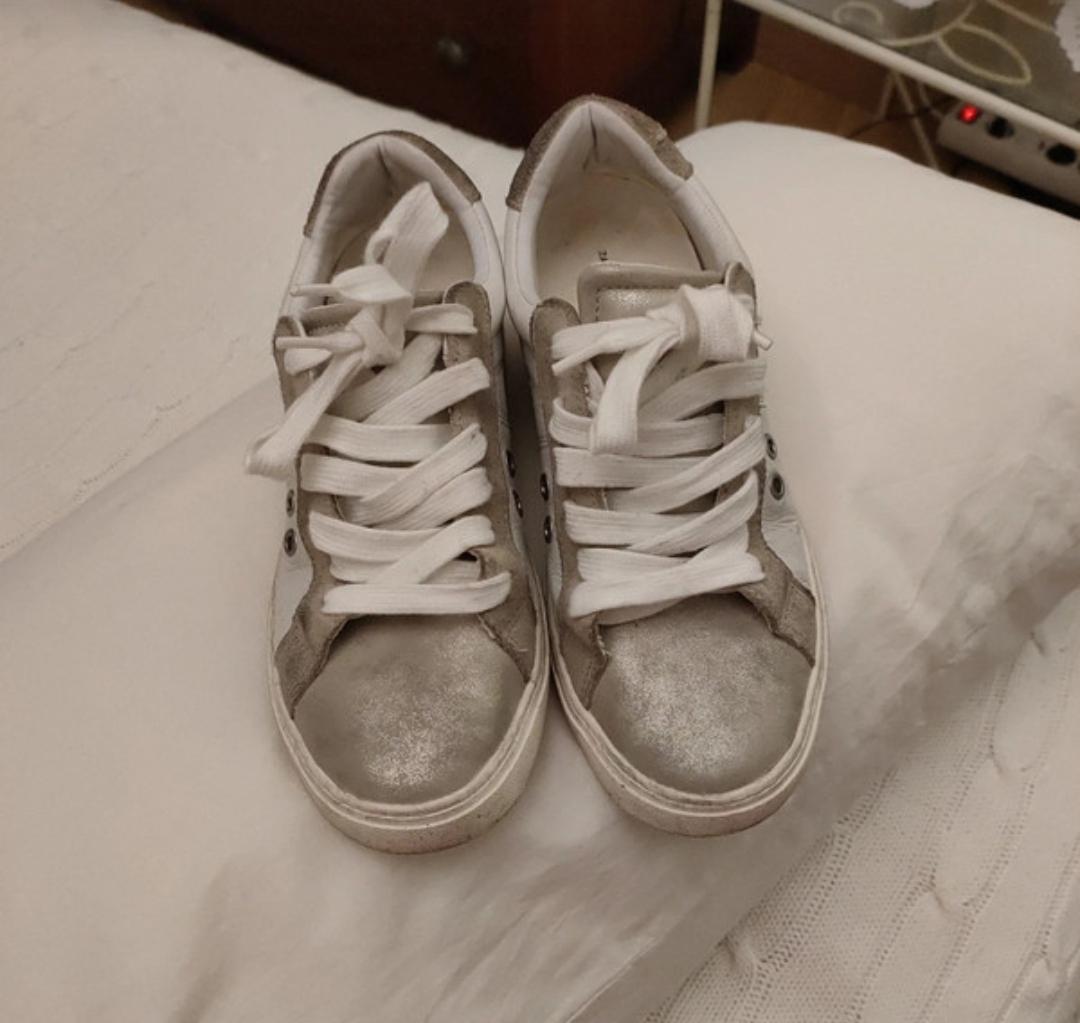 Front view of white trainers with thick laces.