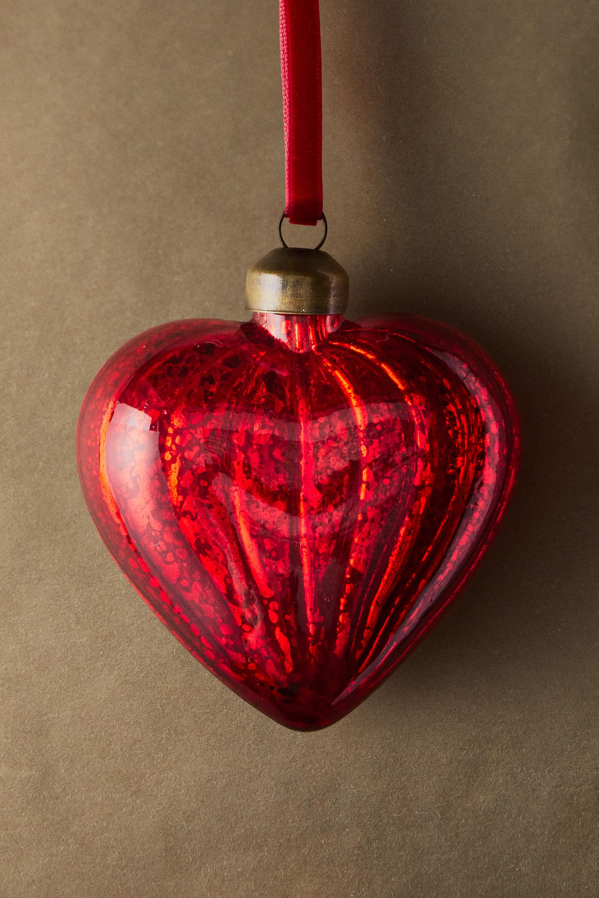 GLASS HEART CHRISTMAS TREE DECORATION