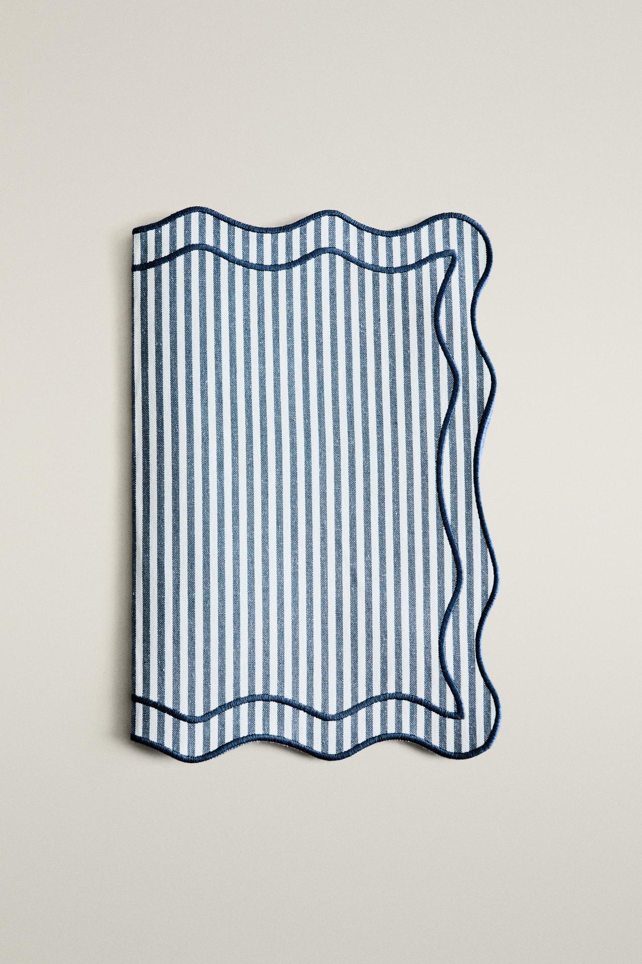 STRIPED SCALLOPED PLACEMAT — Blue