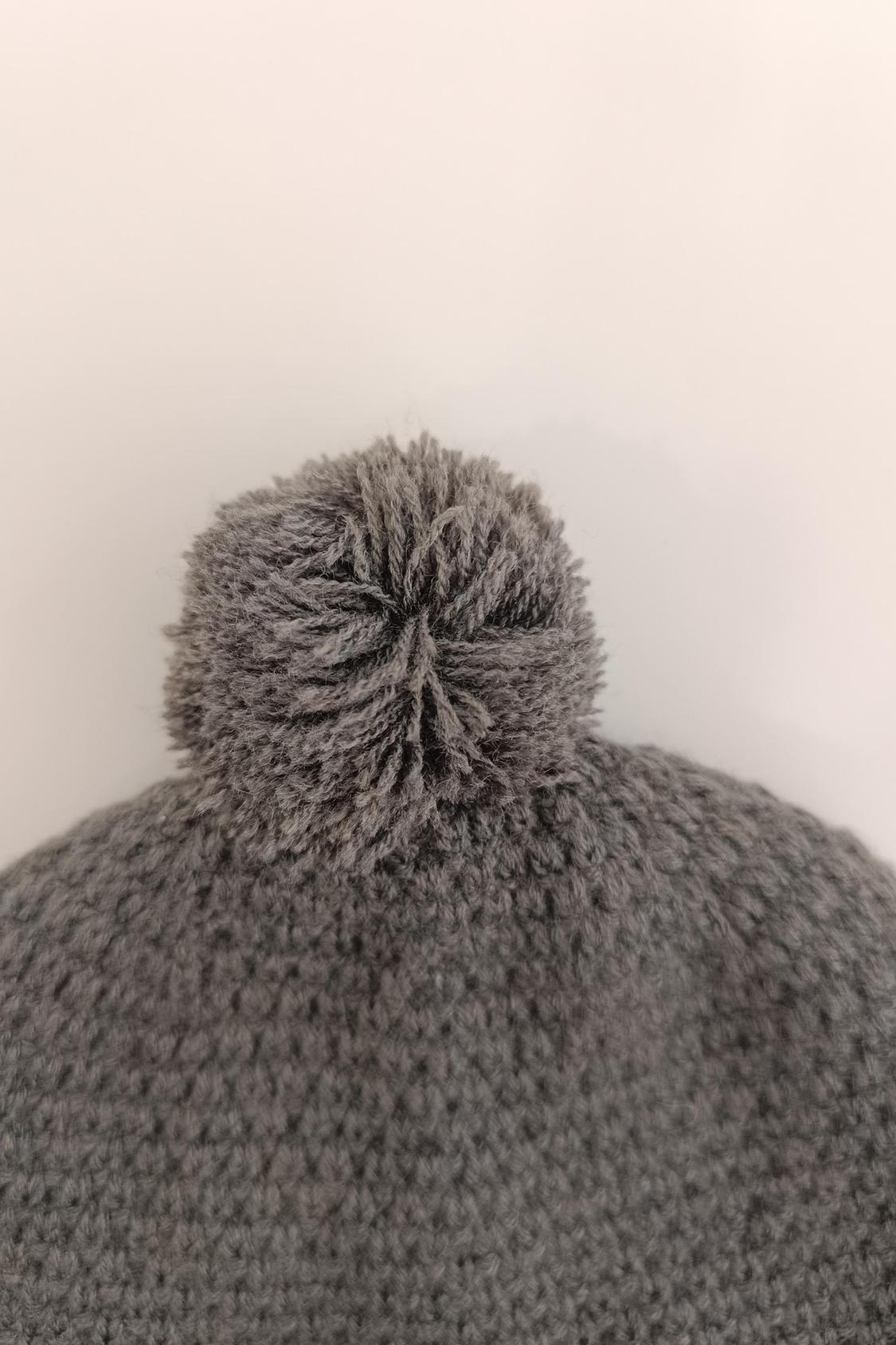 GORRO PUNTO CON POMPON GRIS VIGORE - Image 3