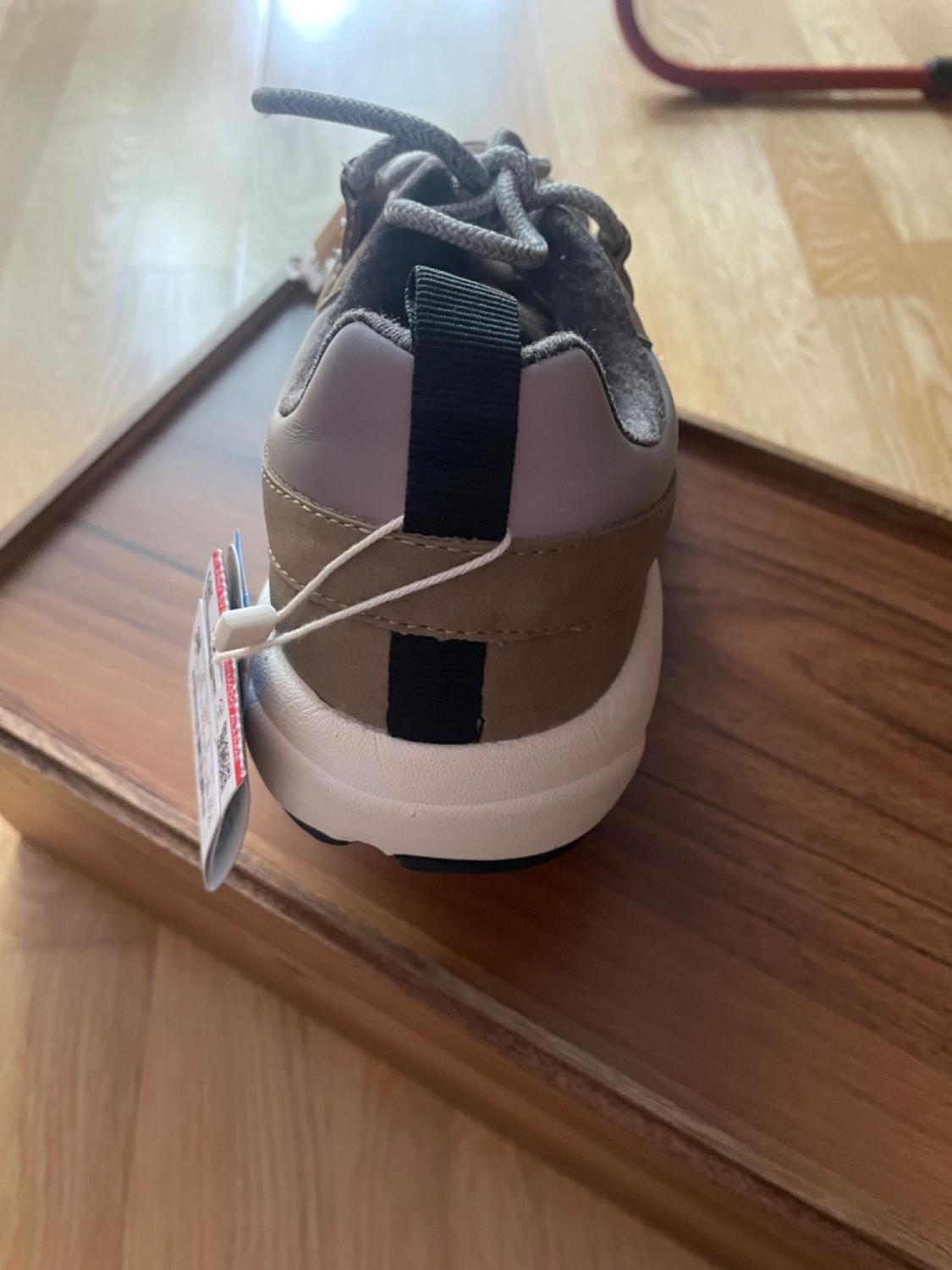 SNEAKERS COLOR TOPO Y GRIS - Image 5