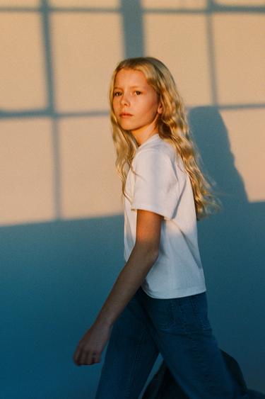 РАСКЛЕШЕННЫЕ ДЖИНСЫ С КАРМАНАМИ — ИНДИГО от Zara